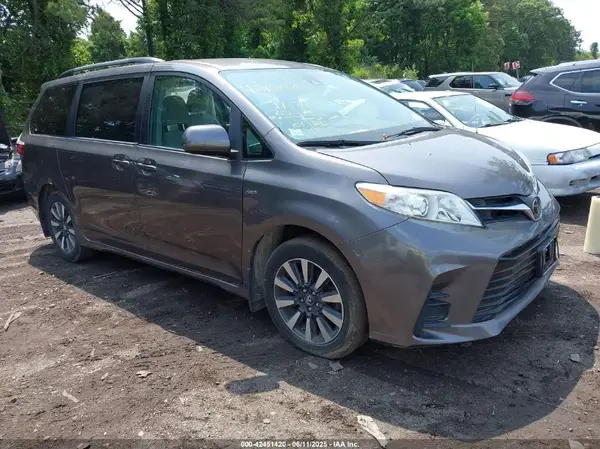 5TDJZ3DC2KS214116 2019 TOYOTA SIENNA - Image 1