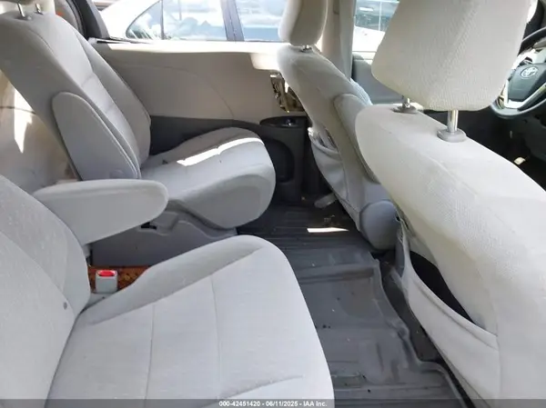 5TDJZ3DC2KS214116 2019 TOYOTA SIENNA - Image 8