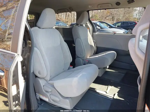 5TDJZ3DC2KS221373 2019 TOYOTA SIENNA - Image 8
