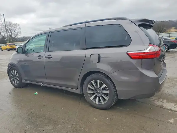 5TDJZ3DC2KS224693 2019 TOYOTA SIENNA - Image 2