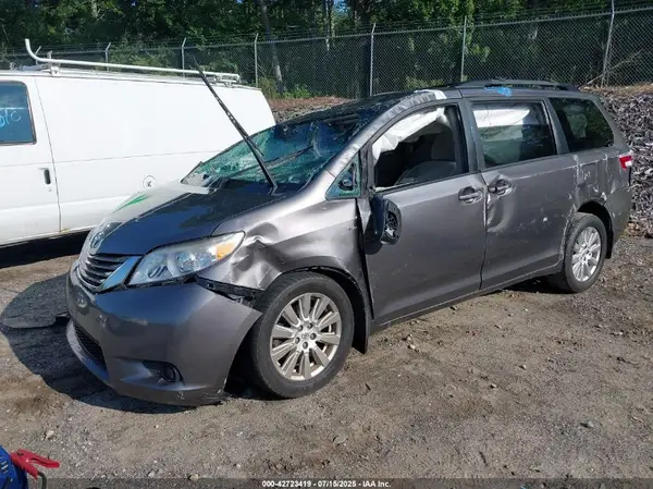 5TDJZ3DC3HS150015 2017 TOYOTA SIENNA - Image 2