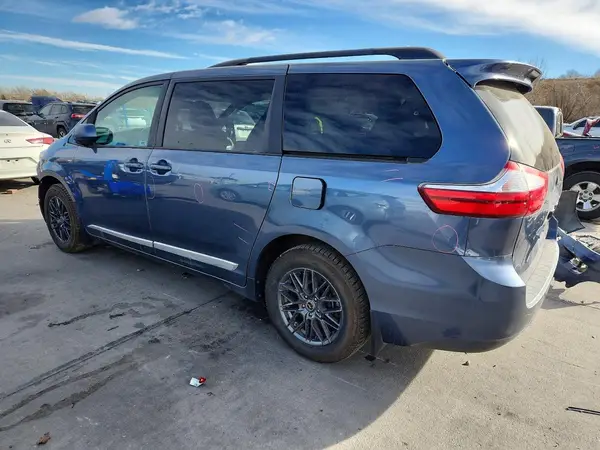 5TDJZ3DC3HS158888 2017 TOYOTA SIENNA - Image 2