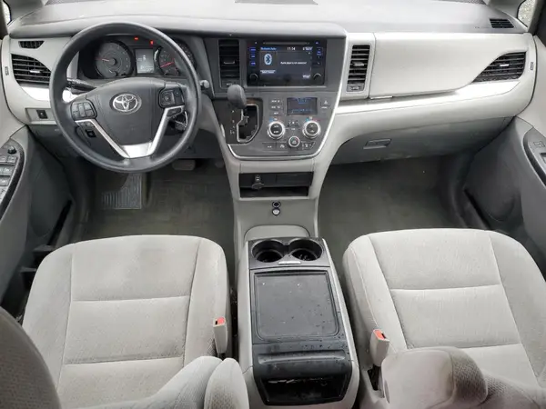 5TDJZ3DC3HS158910 2017 TOYOTA SIENNA - Image 8