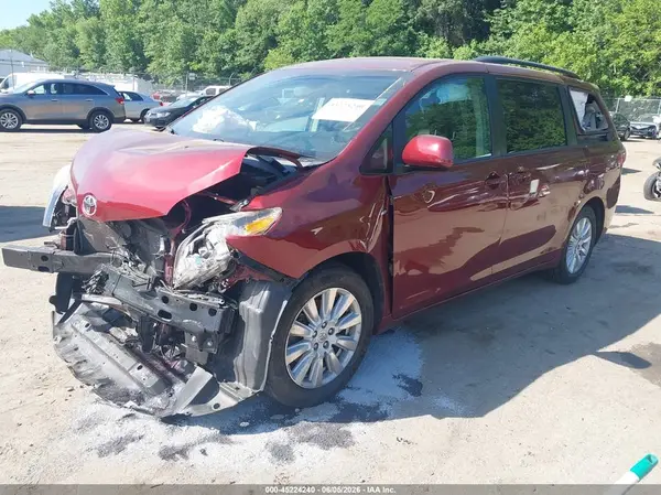 5TDJZ3DC3HS163427 2017 TOYOTA SIENNA - Image 2