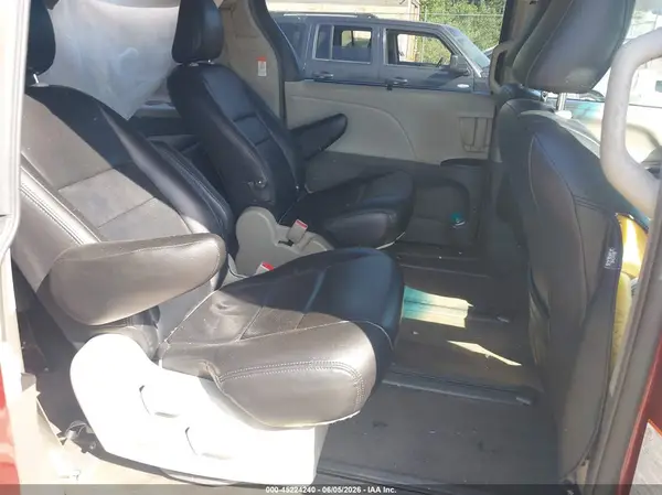 5TDJZ3DC3HS163427 2017 TOYOTA SIENNA - Image 8