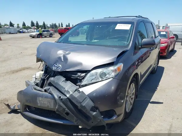 5TDJZ3DC3HS164836 2017 TOYOTA SIENNA - Image 2