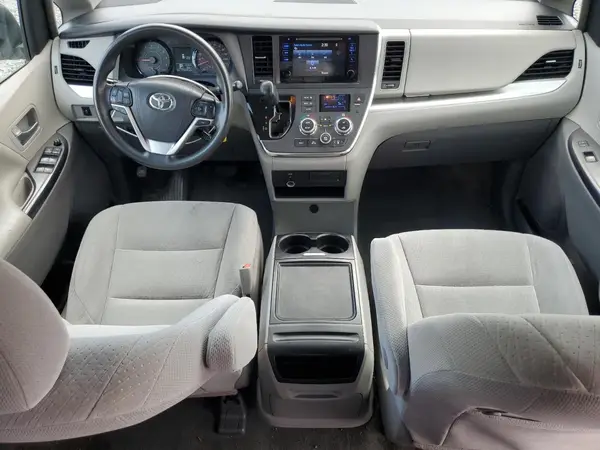 5TDJZ3DC3HS171060 2017 TOYOTA SIENNA - Image 8