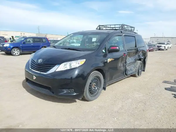 5TDJZ3DC3HS179319 2017 TOYOTA SIENNA - Image 2