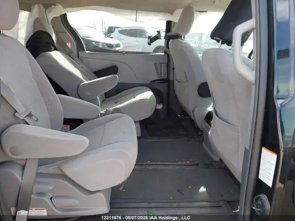 5TDJZ3DC3HS179319 2017 TOYOTA SIENNA - Image 8