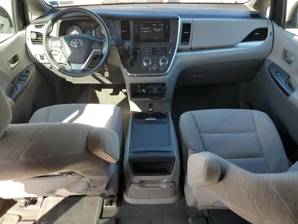 5TDJZ3DC3HS180504 2017 TOYOTA SIENNA - Image 8