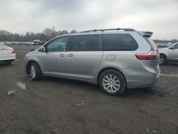 5TDJZ3DC3HS182253 2017 TOYOTA SIENNA - Image 2