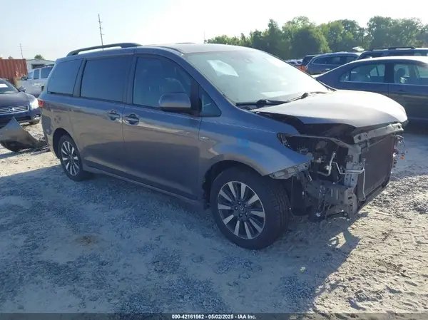 5TDJZ3DC3JS190746 2018 TOYOTA SIENNA - Image 1