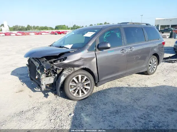 5TDJZ3DC3JS190746 2018 TOYOTA SIENNA - Image 2