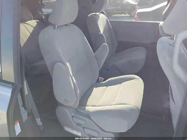 5TDJZ3DC3JS190746 2018 TOYOTA SIENNA - Image 8