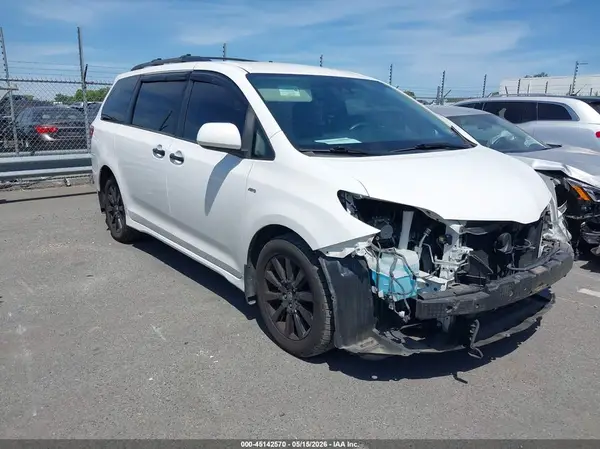 5TDJZ3DC3JS202605 2018 TOYOTA SIENNA - Image 1