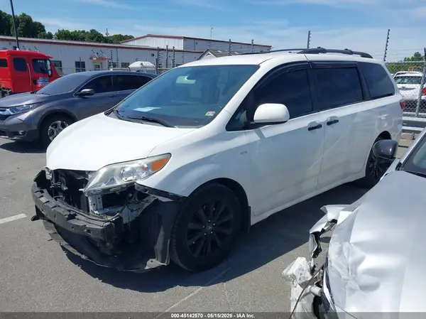 5TDJZ3DC3JS202605 2018 TOYOTA SIENNA - Image 2