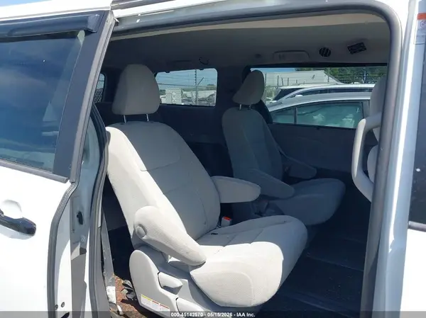 5TDJZ3DC3JS202605 2018 TOYOTA SIENNA - Image 8