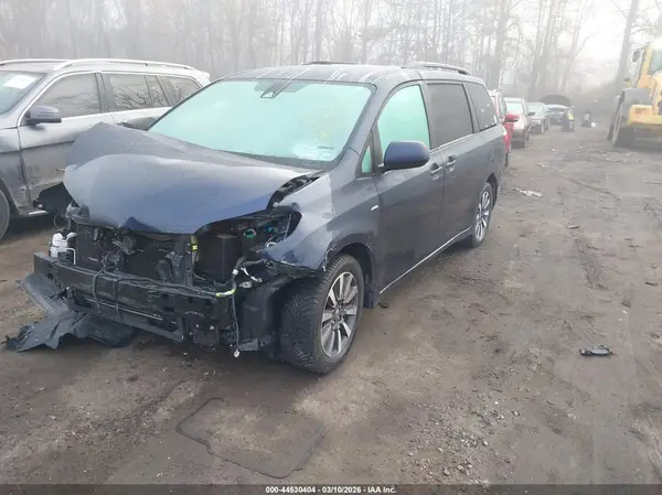 5TDJZ3DC3JS202863 2018 TOYOTA SIENNA - Image 2