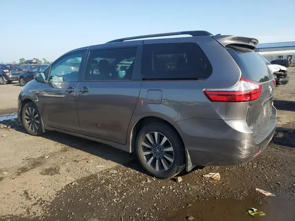 5TDJZ3DC3JS203625 2018 TOYOTA SIENNA - Image 2