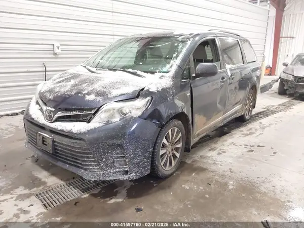 5TDJZ3DC3JS206783 2018 TOYOTA SIENNA - Image 2