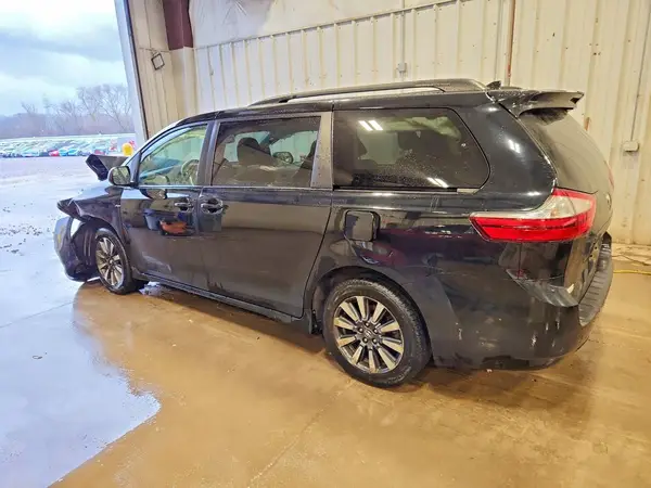 5TDJZ3DC3KS220913 2019 TOYOTA SIENNA - Image 2