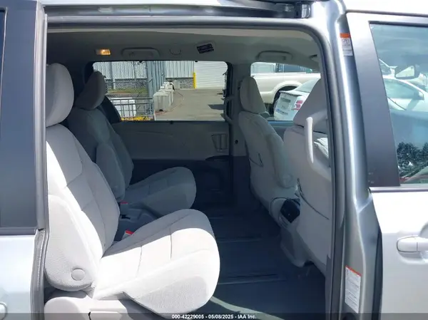 5TDJZ3DC3KS224136 2019 TOYOTA SIENNA - Image 8