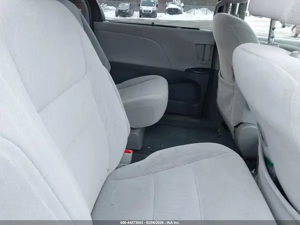 5TDJZ3DC4HS147639 2017 TOYOTA SIENNA - Image 8