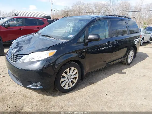 5TDJZ3DC4HS163209 2017 TOYOTA SIENNA - Image 2