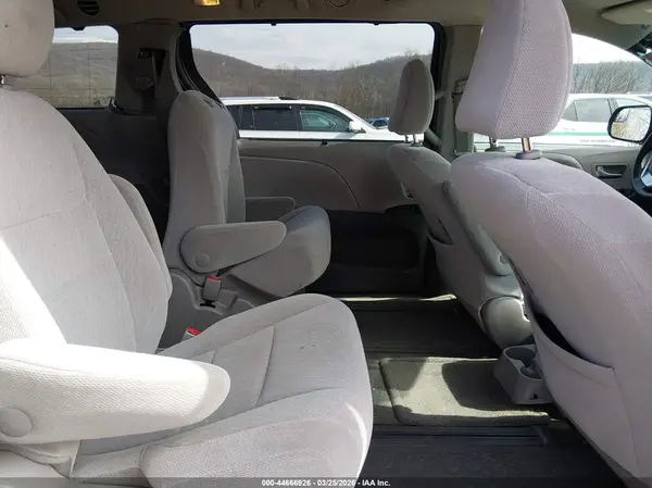 5TDJZ3DC4HS163209 2017 TOYOTA SIENNA - Image 8
