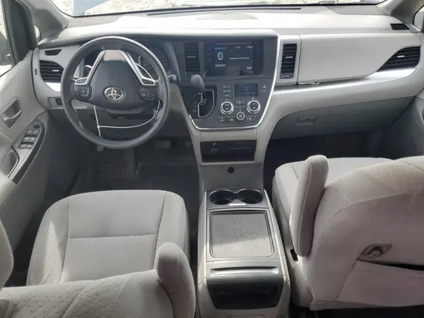5TDJZ3DC4HS165624 2017 TOYOTA SIENNA - Image 8