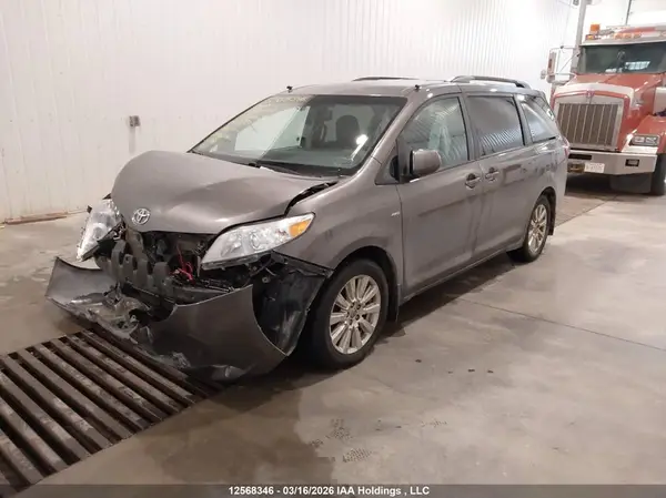 5TDJZ3DC4HS168989 2017 TOYOTA SIENNA - Image 2
