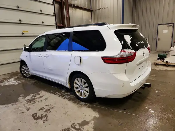 5TDJZ3DC4HS175053 2017 TOYOTA SIENNA - Image 2