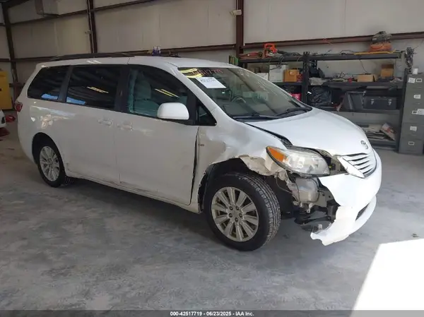 5TDJZ3DC4HS180642 2017 TOYOTA SIENNA - Image 1