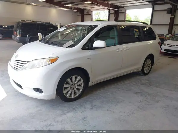 5TDJZ3DC4HS180642 2017 TOYOTA SIENNA - Image 2