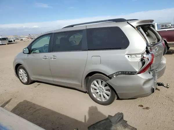 5TDJZ3DC4HS182052 2017 TOYOTA SIENNA - Image 2