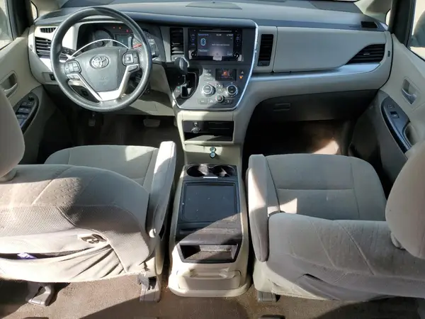 5TDJZ3DC4HS182052 2017 TOYOTA SIENNA - Image 8