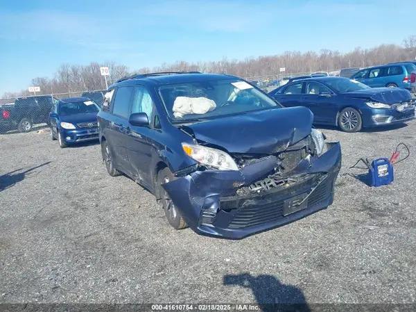 5TDJZ3DC4JS189041 2018 TOYOTA SIENNA - Image 1