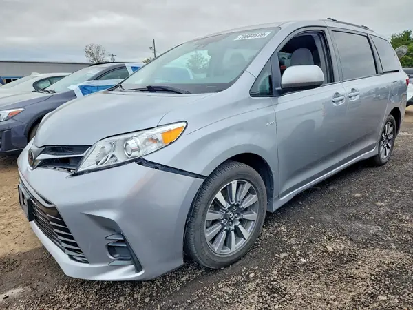 5TDJZ3DC4JS195602 2018 TOYOTA SIENNA - Image 1