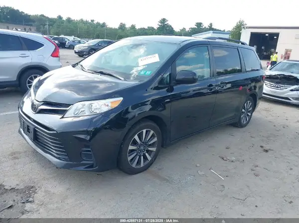 5TDJZ3DC4JS205058 2018 TOYOTA SIENNA - Image 2