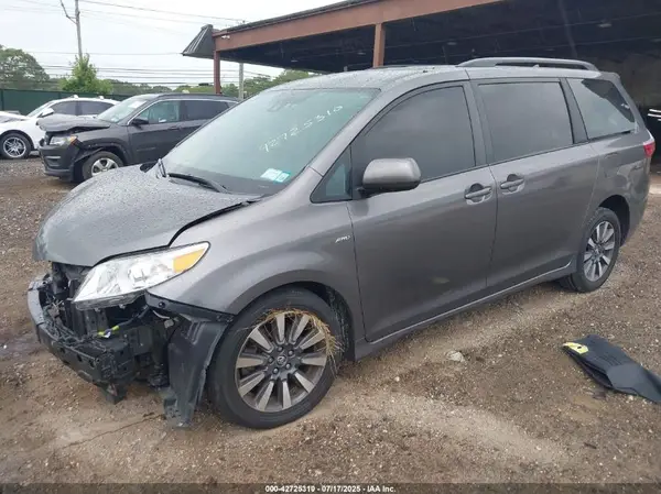 5TDJZ3DC4JS207649 2018 TOYOTA SIENNA - Image 2
