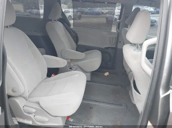 5TDJZ3DC4JS207649 2018 TOYOTA SIENNA - Image 8