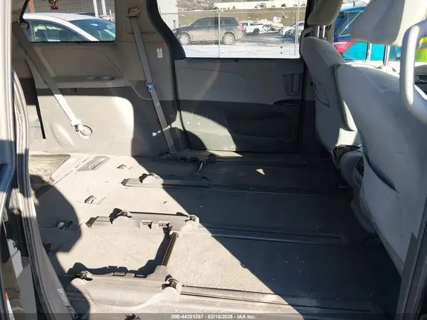 5TDJZ3DC4KS212660 2019 TOYOTA SIENNA - Image 8