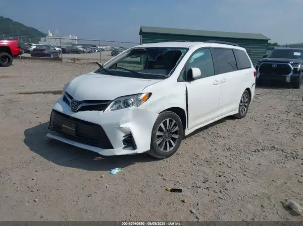 5TDJZ3DC4KS215106 2019 TOYOTA SIENNA - Image 2