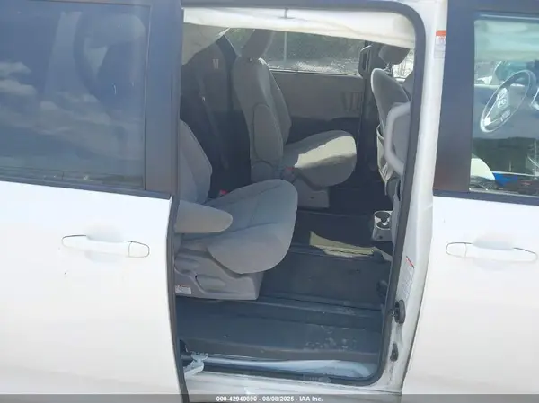 5TDJZ3DC4KS215106 2019 TOYOTA SIENNA - Image 8