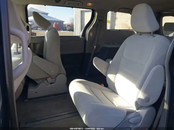 5TDJZ3DC4KS215381 2019 TOYOTA SIENNA - Image 8