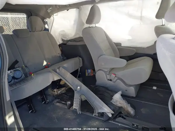 5TDJZ3DC4KS221245 2019 TOYOTA SIENNA - Image 8