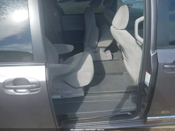 5TDJZ3DC4KS226056 2019 TOYOTA SIENNA - Image 8