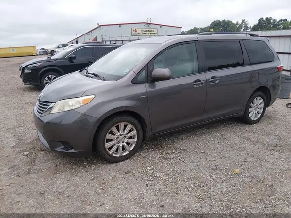 5TDJZ3DC5HS149979 2017 TOYOTA SIENNA - Image 2