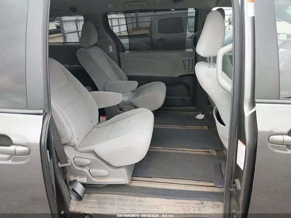 5TDJZ3DC5HS149979 2017 TOYOTA SIENNA - Image 8