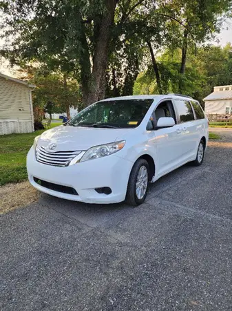 5TDJZ3DC5HS154518 2017 TOYOTA SIENNA - Image 2